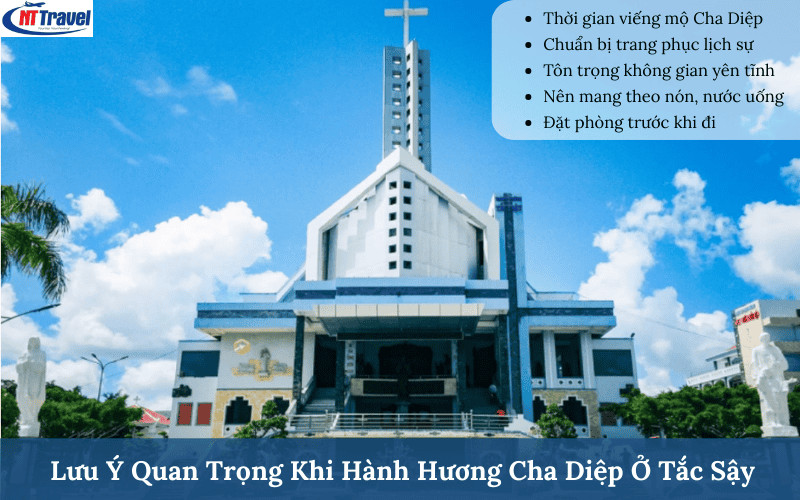 Kinh Nghiệm Đi Nhà Thờ Tắc Sậy (Cha Diệp) A-Z: Hướng Dẫn Chi Tiết Về Di Chuyển, Lưu Trú và Nghi Thức Khấn 3 Khách hành hương ăn mặc lịch sự tại khuôn viên Nhà thờ Tắc Sậy Bạc Liêu