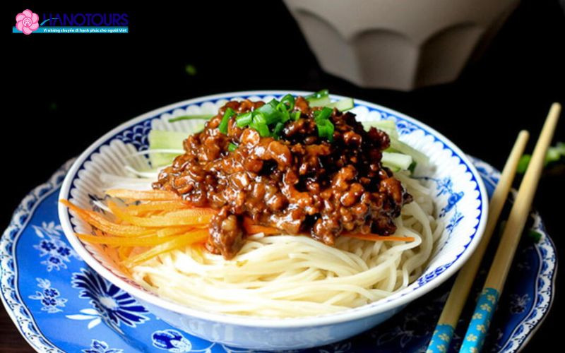 Tô Mì xào tương (Zha Jiang Mian) dân dã, thơm ngon