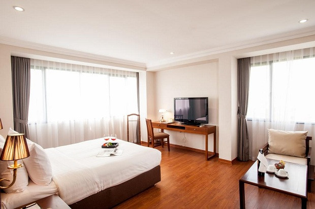 Nội thất gỗ thanh lịch kết hợp cùng cửa sổ đón ánh sáng tự nhiên tại Mon Regency Hotel Hanoi