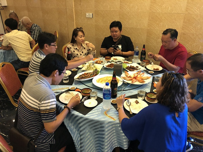 Các món ăn hấp dẫn của Myanmar được trình bày đẹp mắt