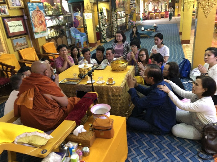 Một nhóm du khách đang hành hương về đất Phật linh thiêng Myanmar