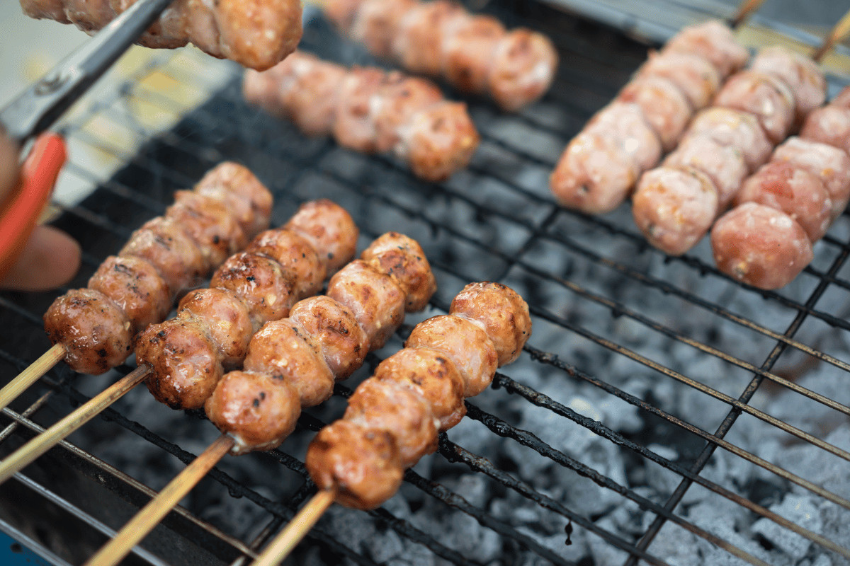 Nem Lụi Đà Nẵng nướng trên than hoa thơm lừng