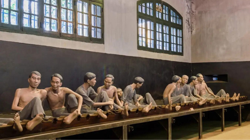 Nhà tù Hỏa Lò - di tích lịch sử hào hùng giữa lòng Thủ đô