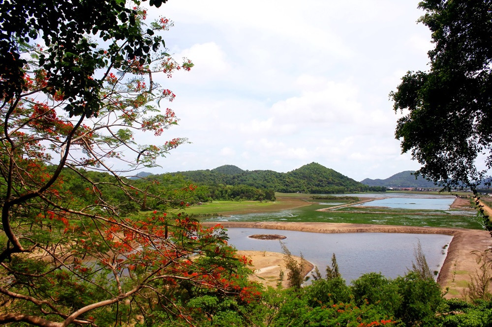 Bí Ẩn Núi Đá Dựng Hà Tiên: Kinh Nghiệm Khám Phá Địa Điểm Huyền Thoại Kiên Giang 3 Hình ảnh núi Đá Dựng với tầm nhìn khung cảnh vẻ đẹp nguyên sơ và hùng vĩ