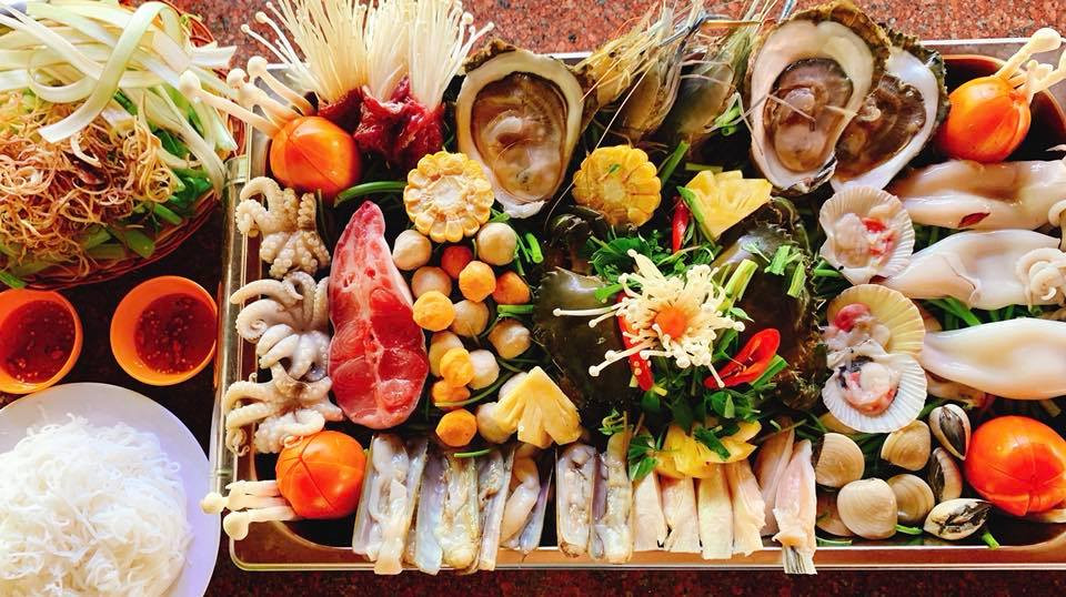 Hình ảnh món gà nướng Ò Ó O với lớp da vàng giòn, tẩm ướp gia vị hấp dẫn