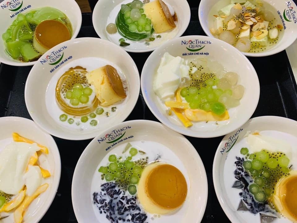 Hình ảnh một tô chè khúc bạch hoặc chè thập cẩm mát lạnh tại Ngọc Thạch Quán