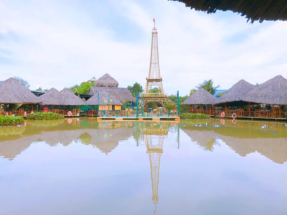 Hình ảnh Khu ẩm thực Sinh vật Cảnh An với kiến trúc độc đáo, có tháp Eiffel thu nhỏ