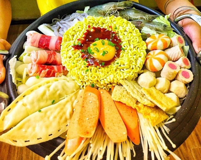 Hình ảnh các món ăn vặt đa dạng tại ChipTea Tây Ninh, một điểm đến quen thuộc của giới trẻ