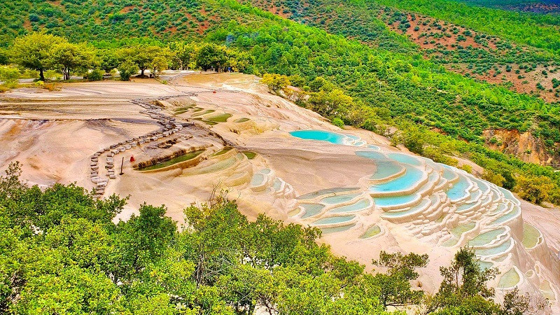 Ruộng bậc thang đá vôi trắng muốt tại Bạch Thủy Đài