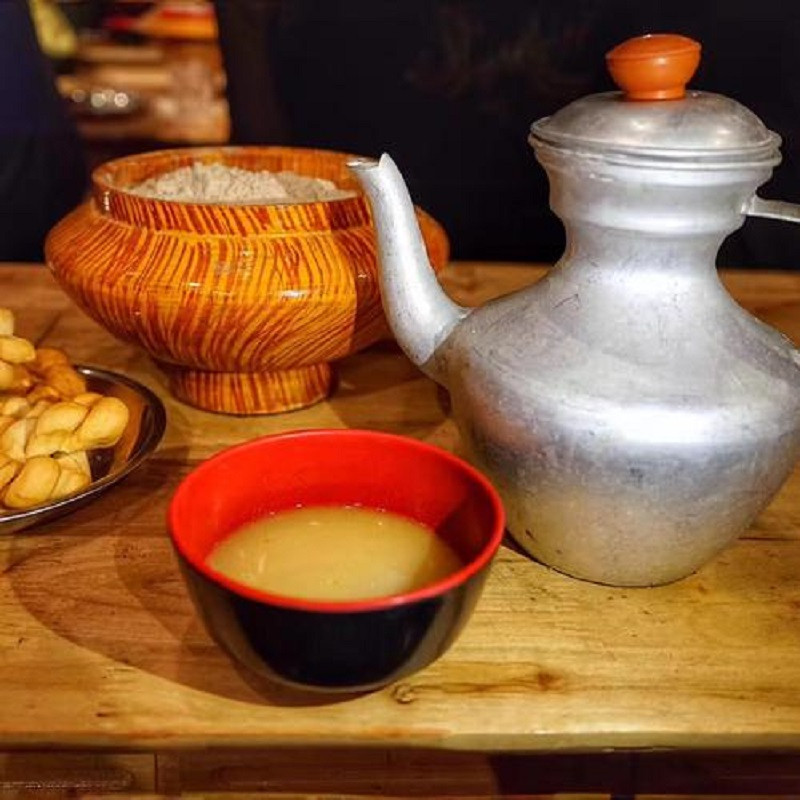 Trà bơ (yak butter tea) có vị mằn mặn, thức uống truyền thống Tây Tạng