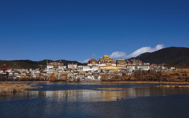 Shangri La Vân Nam được bao bọc bởi hồ nước, núi tuyết và không khí trong lành