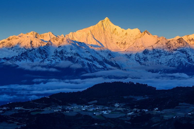 Đỉnh Kawagebo thuộc núi tuyết Mai Lý, ngọn núi linh thiêng