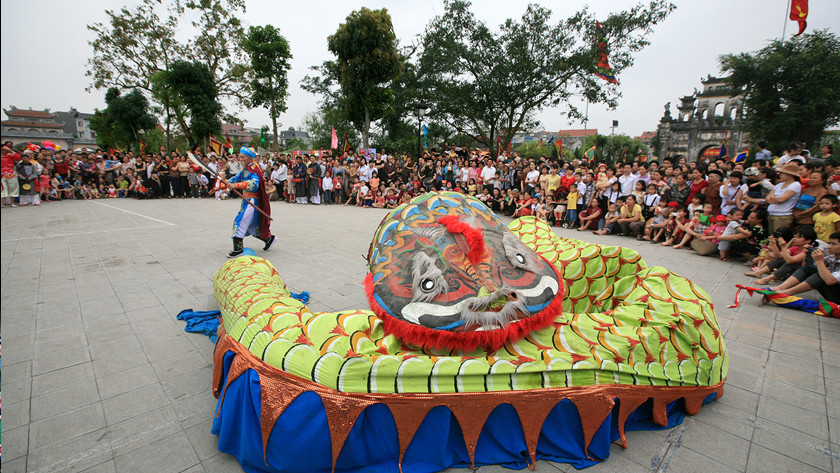 Điệu múa rắn đặc sắc tại Lễ hội làng Lệ Mật