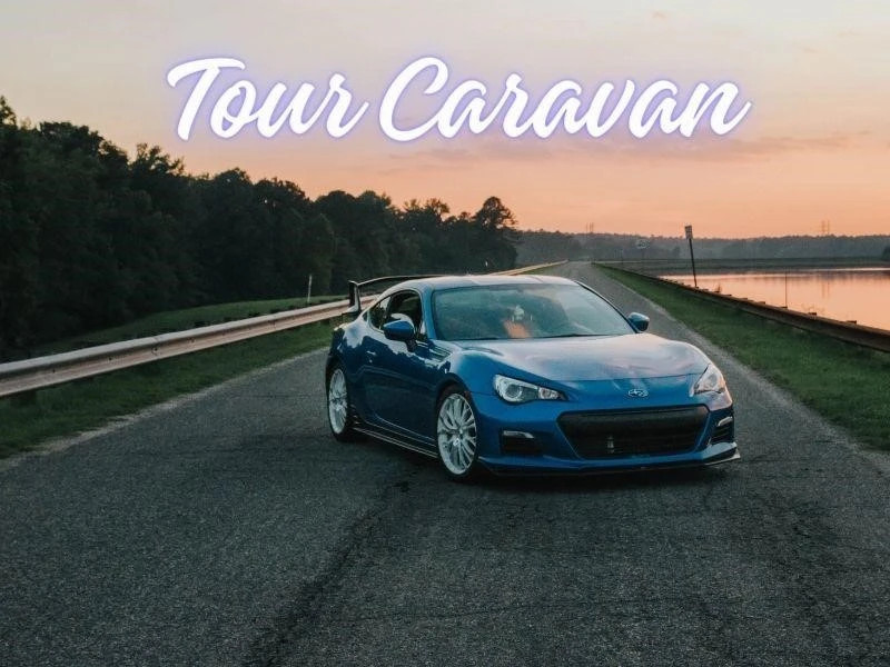 Tour Caravan Là Gì? Xu Hướng Du Lịch Tự Do Đang "Lên Ngôi" 2 Xe Caravan đậu tại một khu cắm trại ven hồ