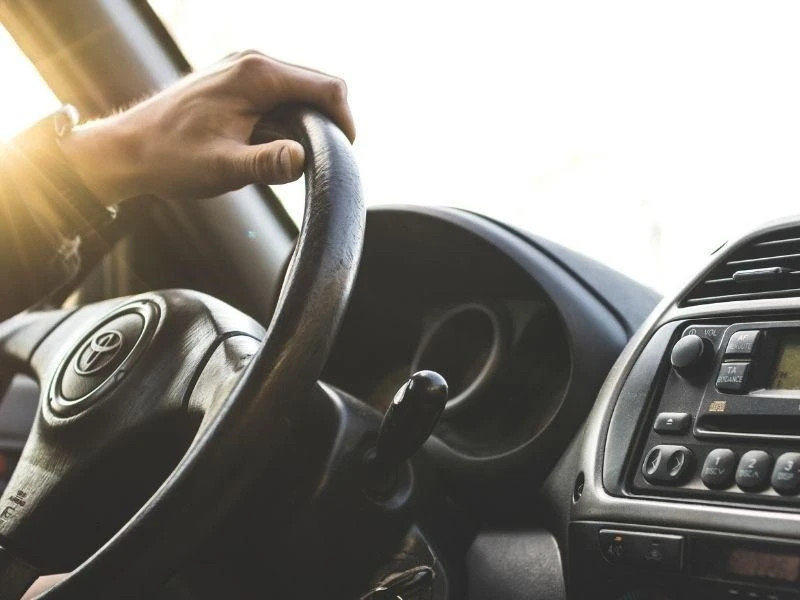 Tour Caravan Là Gì? Xu Hướng Du Lịch Tự Do Đang "Lên Ngôi" 4 Du khách kiểm tra xe trước khi bắt đầu Tour Caravan