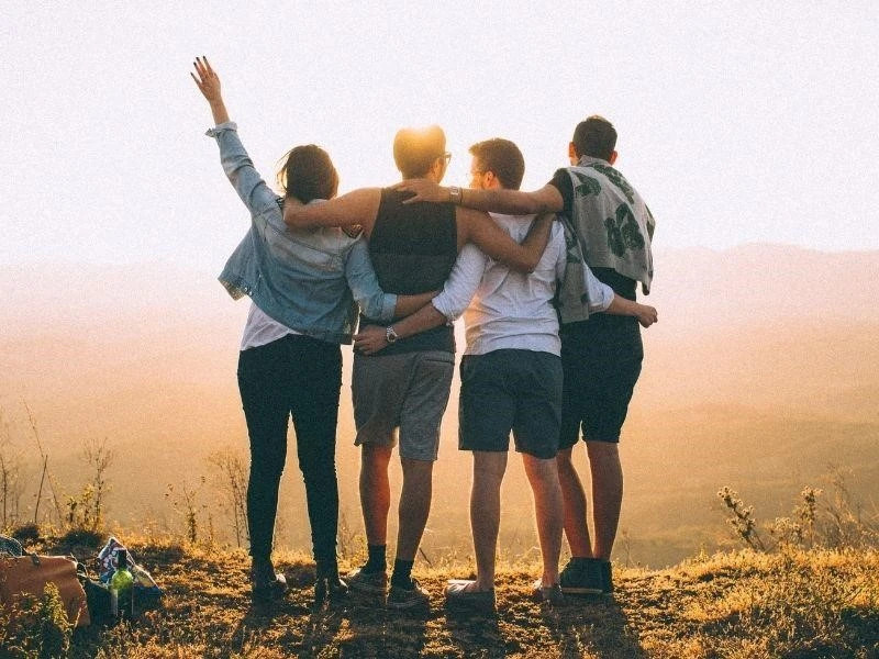 Tour Caravan Là Gì? Xu Hướng Du Lịch Tự Do Đang "Lên Ngôi" 5 Một nhóm bạn đang vui vẻ nấu ăn trong chuyến du lịch Caravan