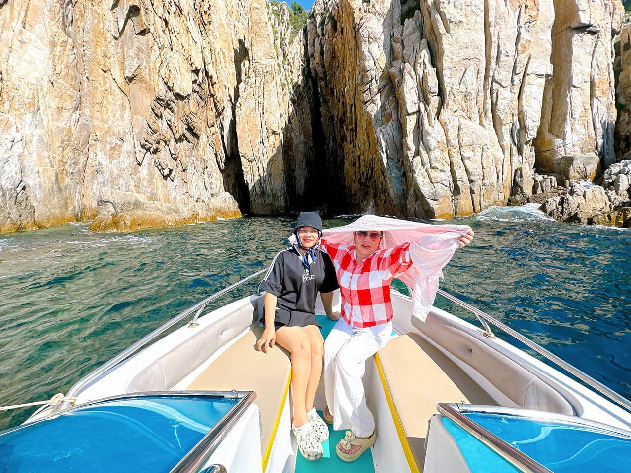 Tour Ninh Thuận 2 Ngày 1 Đêm: Lịch Trình Khám Phá Trọn Vẹn Vẻ Đẹp Hoang Sơ 6 Du khách chụp ảnh check in tại Vĩnh Hy Khánh Hòa (Ninh Thuận cũ)