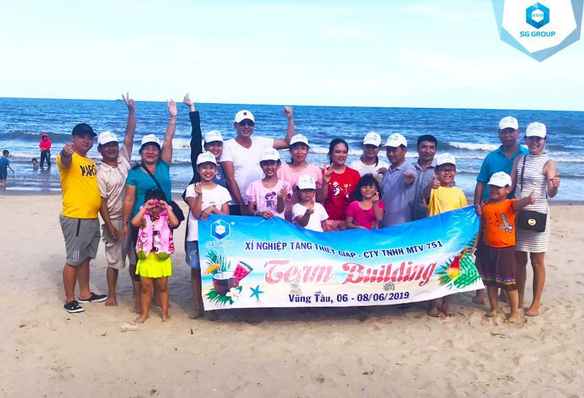 Khách đoàn Xí nghiệp Tăng thiết giáp tại bãi biển Vũng Tàu