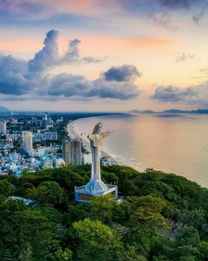 Tượng Chúa Kitô Vua trên đỉnh Núi Nhỏ Vũng Tàu
