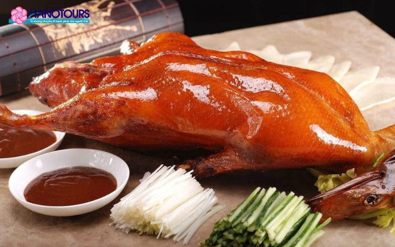Món Vịt quay Bắc Kinh da giòn, béo ngậy ăn kèm bánh tráng và nước chấm