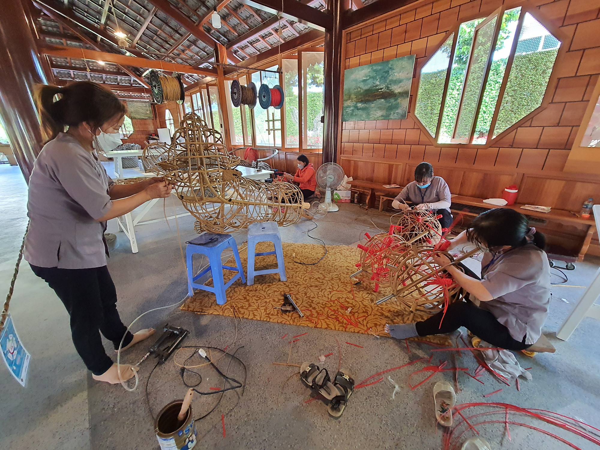 Các nghệ nhân chế tác tác phẩm thủ công mỹ nghệ tại Làng nghề Trường Sơn