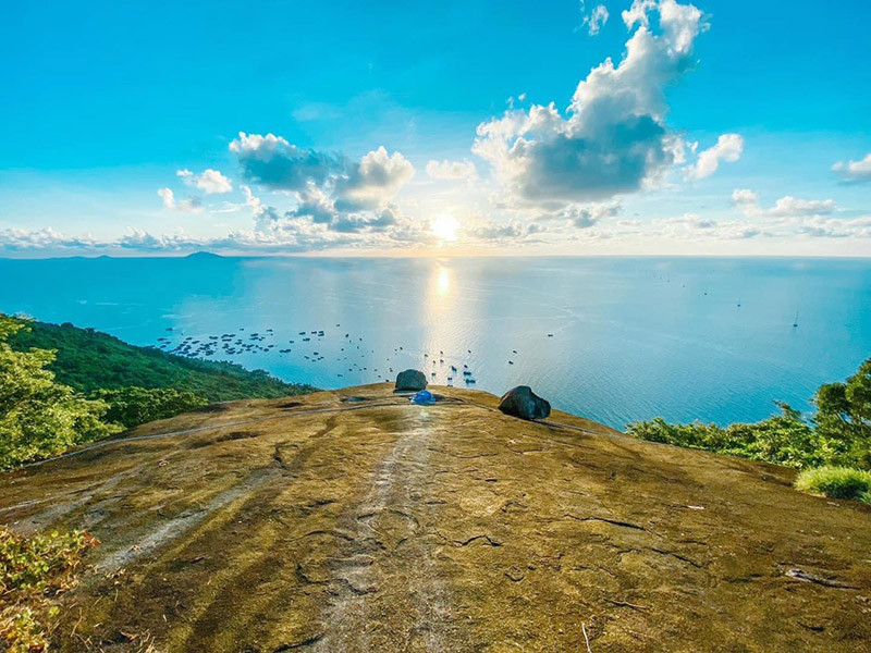 Kinh nghiệm Du lịch Hòn Sơn Kiên Giang A-Z: Cẩm nang Khám phá Đảo Rùa 3 Đỉnh Ma Thiên Lãnh hùng vĩ