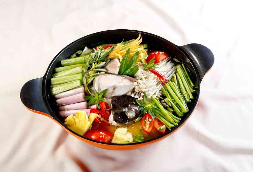 Kinh nghiệm Du lịch Hòn Sơn Kiên Giang A-Z: Cẩm nang Khám phá Đảo Rùa 7 Lẩu chua sả nghệ cá nhám