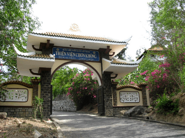 Kiến trúc chùa Thiền Viện Chơn Không trên đồi cao