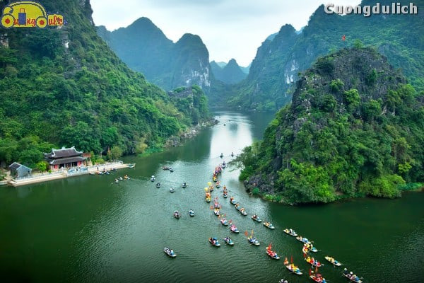 Cẩm Nang Du Lịch Tràng An Bái Đính 2024: Ăn gì, Đi đâu, Giá vé Mới Nhất 5 Toàn cảnh non nước Tràng An nhìn từ trên cao, được ví như Vịnh Hạ Long trên cạn