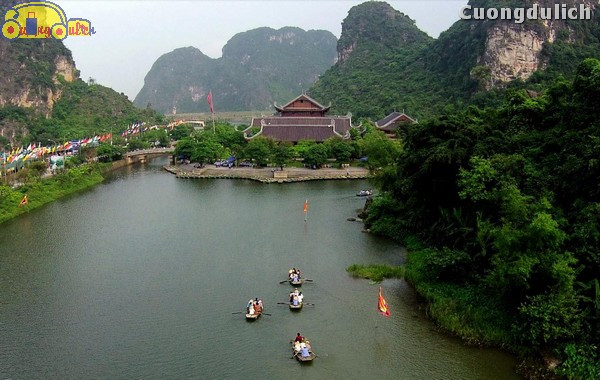 Chiếc thuyền nan đưa du khách khám phá Tràng An
