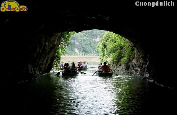 Khung cảnh non nước và các hang động trên tuyến du lịch Tràng An