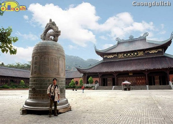 Ba pho tượng Phật dát vàng trong Tam Thế Điện
