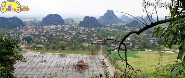 Hòm công đức được đặt trong chùa