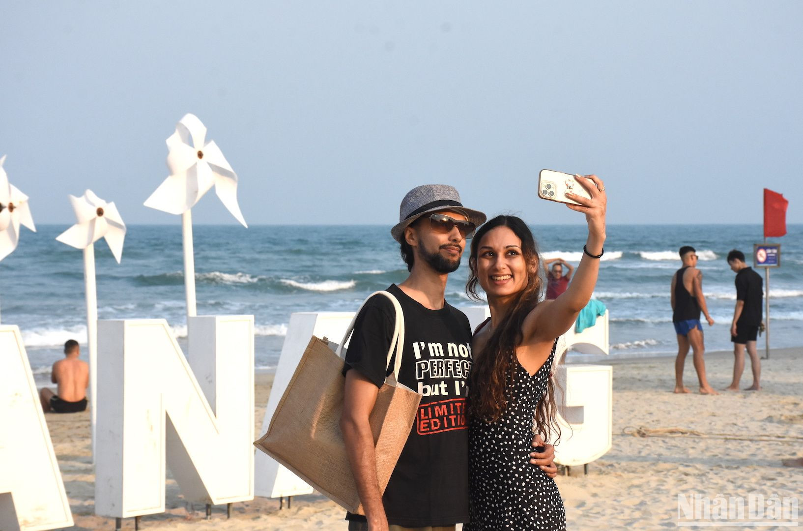 Du khách không quên ghi lại kỷ niệm nơi đã ghé thăm - bãi biển Mỹ Khê Đà Nẵng