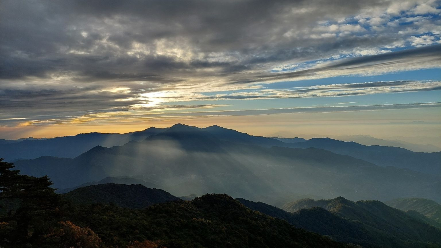 Lịch Trình Trekking Tà Xùa Chi Tiết: Chinh Phục Ngọn Núi Cao Thứ 13 Việt Nam 5 Chiêm ngưỡng bình minh trong chuyến trekking Tà Xùa