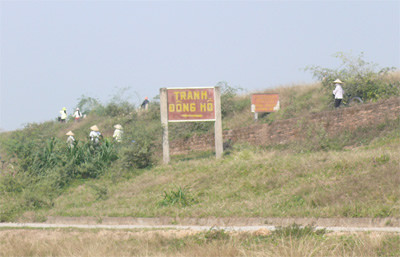 Con đê đầu làng Đông Hồ.