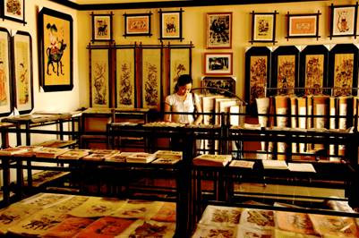 Những bức tranh Đông Hồ mang sắc diện mới sau khi phục hồi.