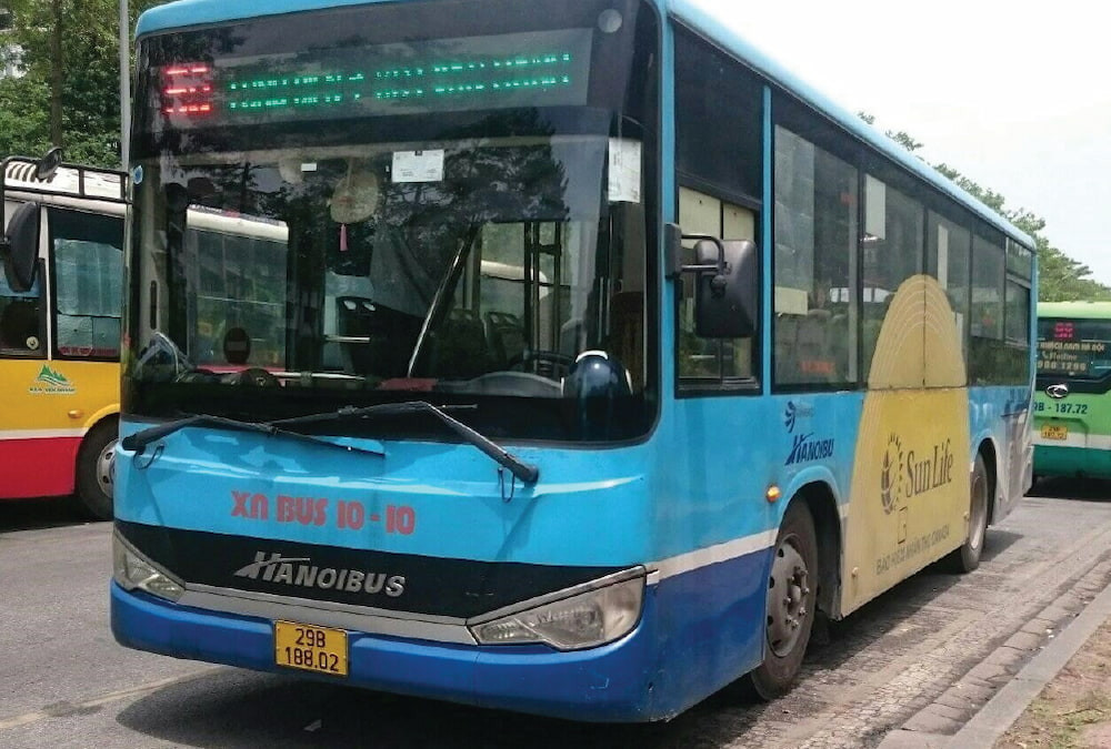 Xe buýt công cộng giúp du khách tiết kiệm chi phí di chuyển