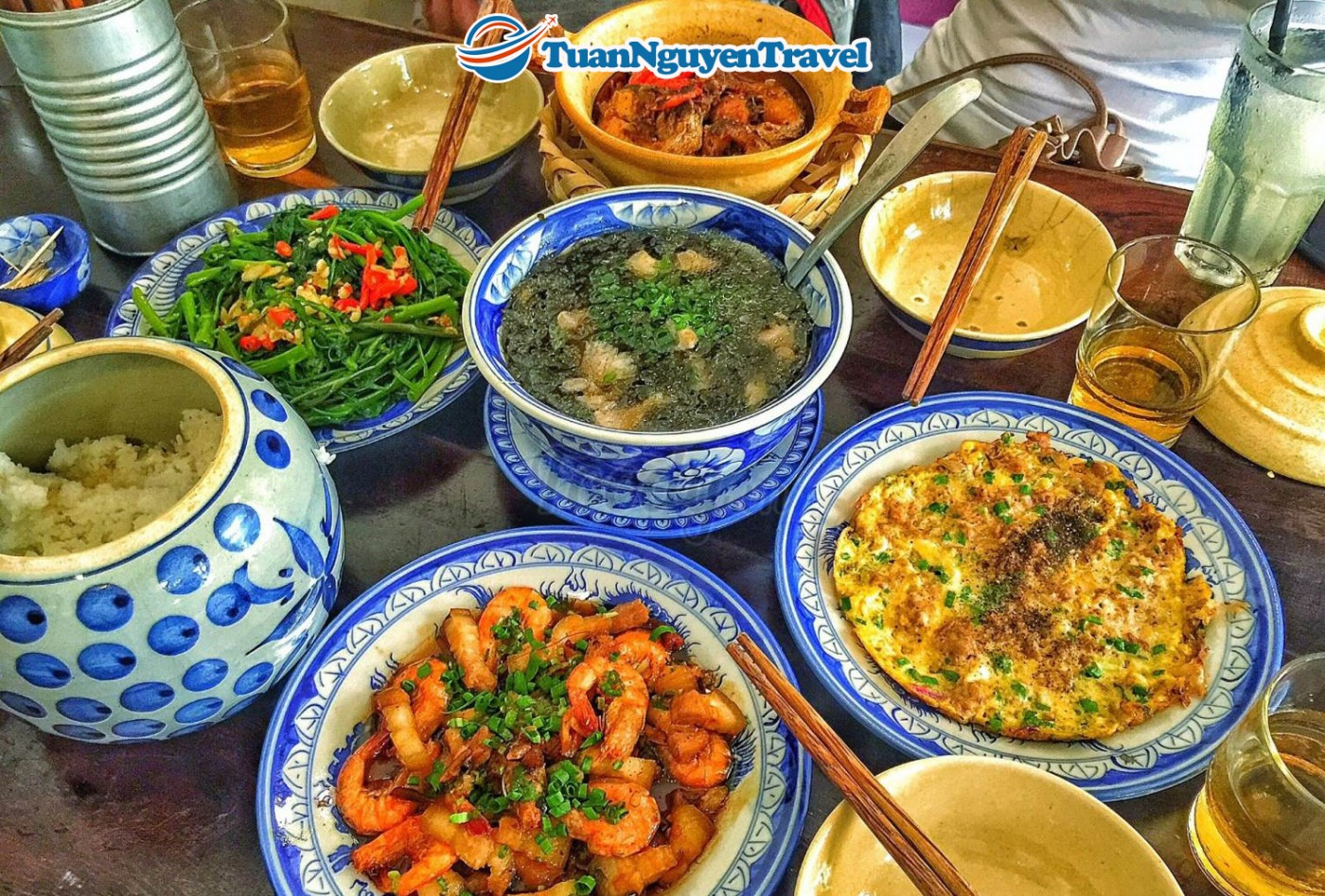 Kinh Nghiệm Du Lịch Quảng Bình 3 Ngày 2 Đêm Tự Túc: Khám Phá Phong Nha & Đồng Hới 4 Thưởng thức hải sản tươi ngon trong bữa tối tại Quảng Bình