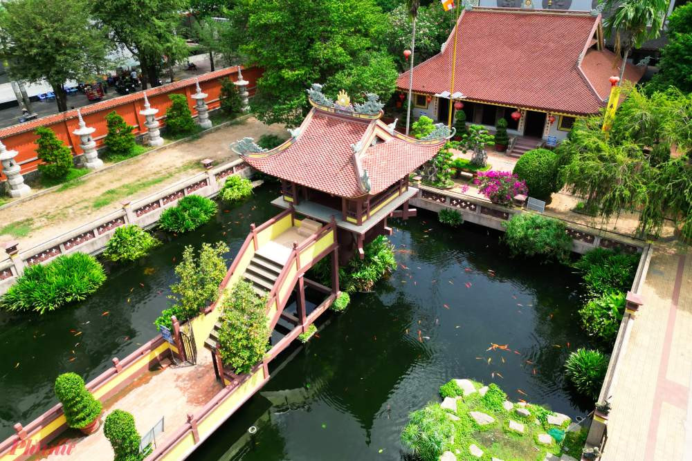 Chùa Một Cột với kiến trúc hình đóa sen độc đáo giữa hồ