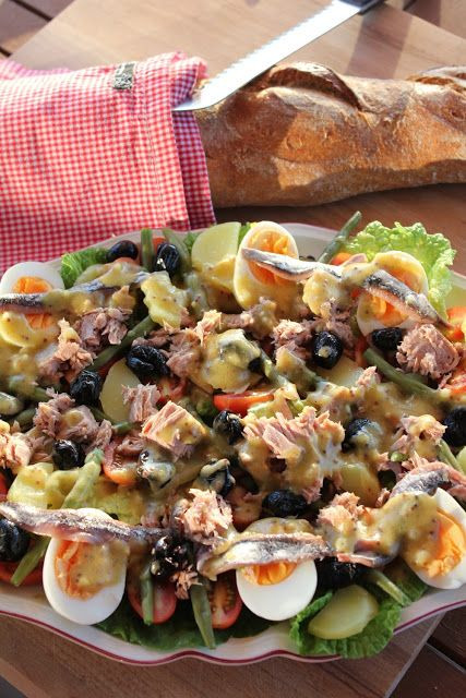 Khám Phá 11 Món Ăn Pháp Nổi Tiếng Định Hình Nghệ Thuật Ẩm Thực Châu Âu 9 Salade Nicoise tươi mát với cá ngừ, trứng, đậu và cà chua