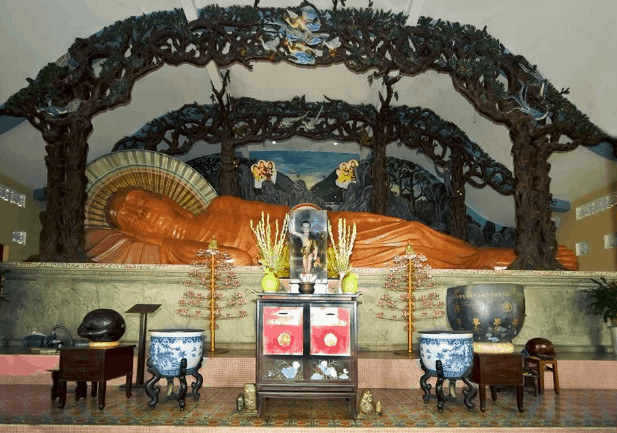 Tượng Phật nằm nhập Niết Bàn dài 12m bên trong chính điện