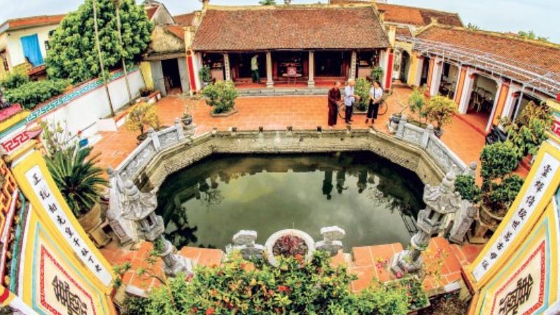 Cổng vào một ngôi đền hoặc chùa nổi tiếng tại Đông Hưng