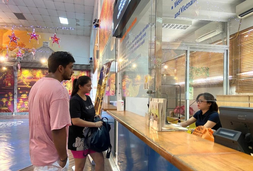 Quầy bán vé trực tiếp tại khu di tích Hoàng thành Thăng Long