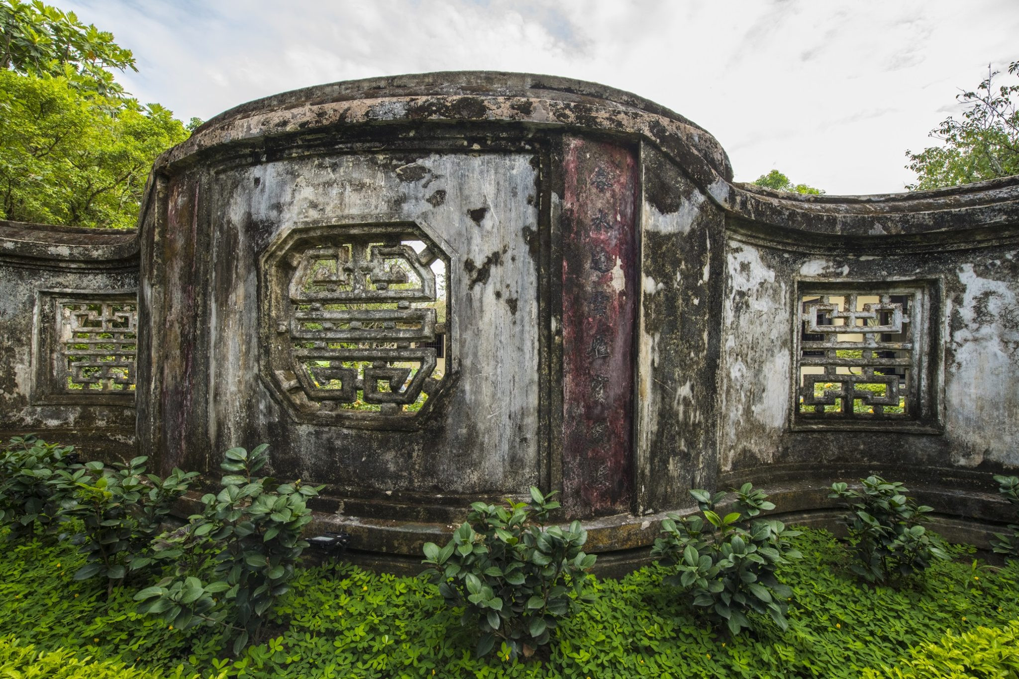 Bình phong cổ có chữ Thọ trong khuôn viên An Hiên