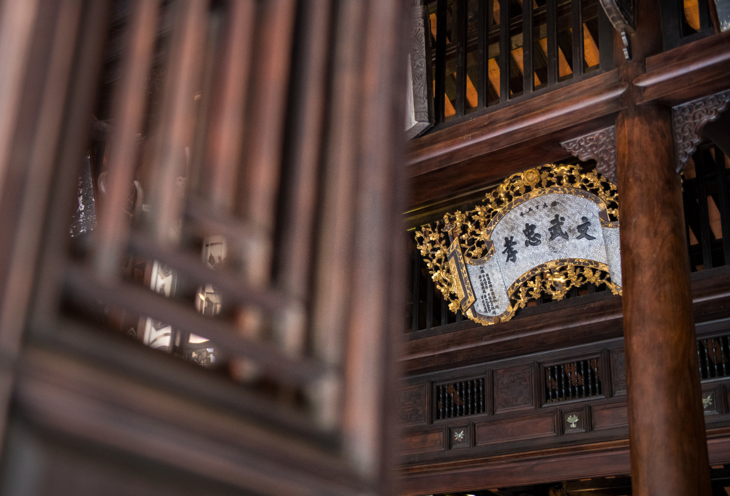 Không gian nội thất gian giữa, nơi thờ phụng tại Nhà vườn An Hiên