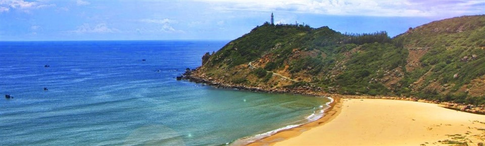 Kinh Nghiệm Du Lịch Phú Yên 3 Ngày 2 Đêm: Lịch Trình Khám Phá Xứ Hoa Vàng 4 Bãi Môn, bãi biển hoang sơ dưới chân Mũi Điện