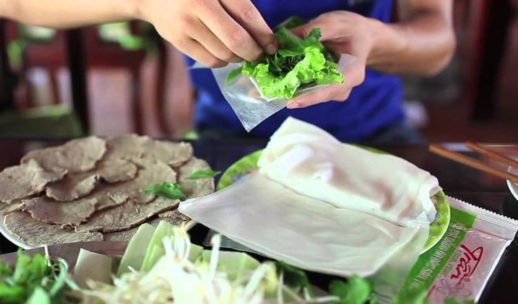 Không gian xanh mát và món bánh tráng cuốn tại Ẩm Thực Trần