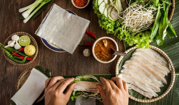 Món bánh tráng cuốn thịt heo Bà Mua nổi tiếng ở Đà Nẵng