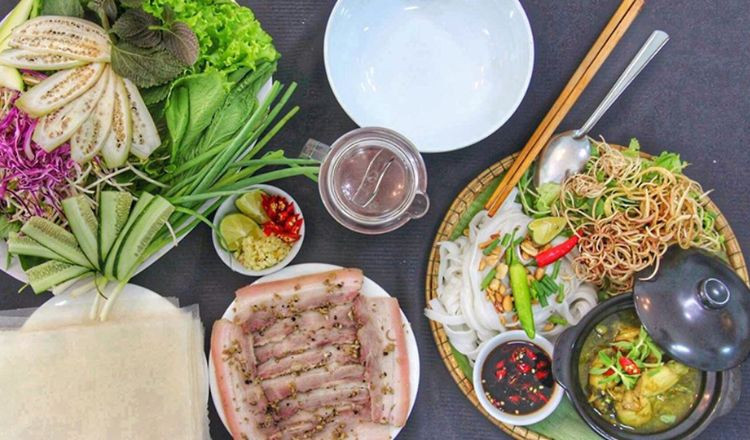 Bánh Tráng Thịt Heo Đại Lộc với phần thịt heo luộc hai đầu da đặc trưng